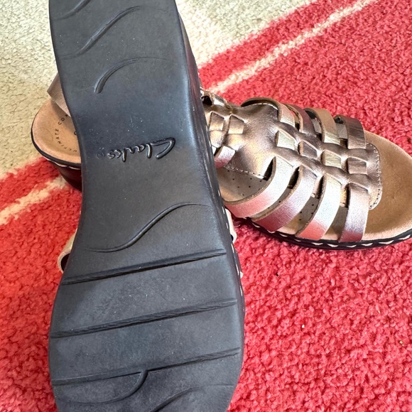 GUC: Clarks metallic sandals, size 8!! Used, but in great shape!! - Picture 3 of 4